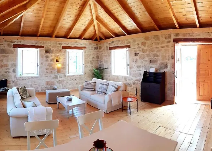 The House. Light & Stone. Vila