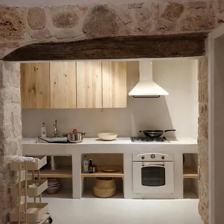 The House. Light & Stone. Βίλα