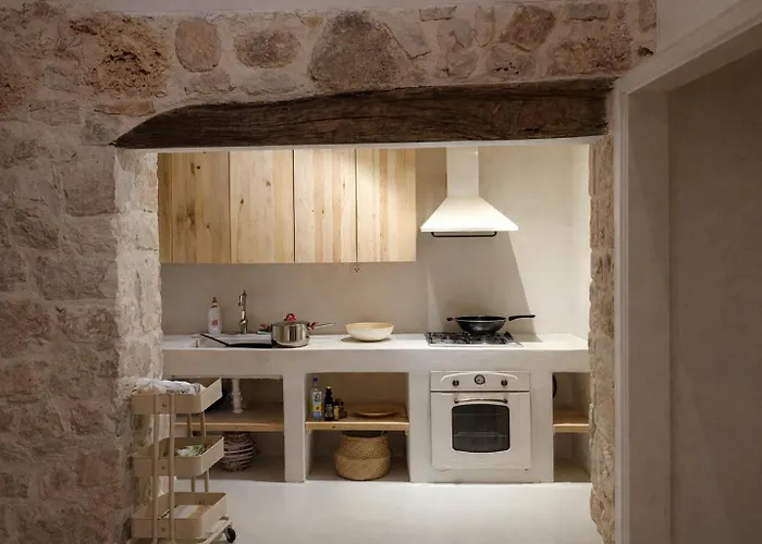 The House. Light & Stone. Βίλα